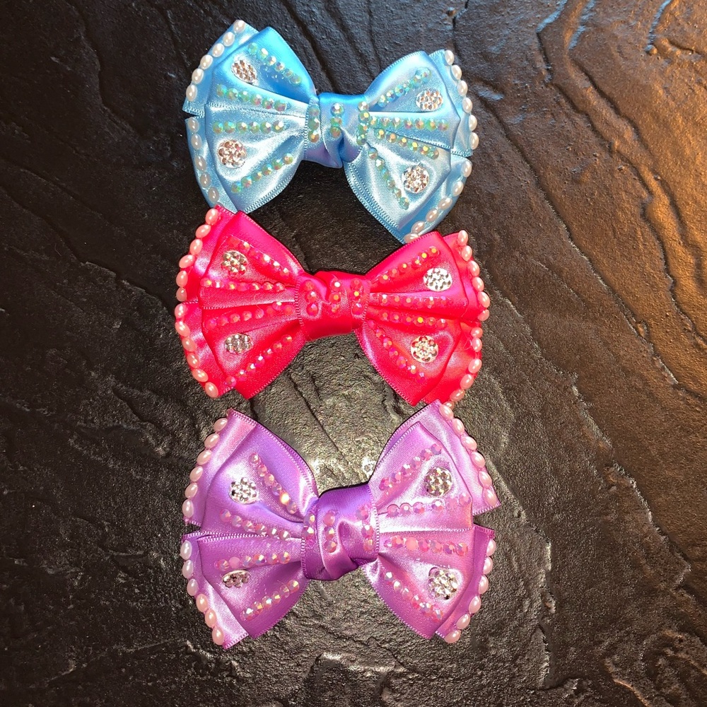 Girls head bows